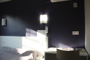 Tallelokero huoneessa, työpöytä, ilmainen Wi-Fi, pääsy pyörätuolilla