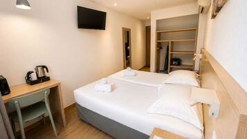 Twin Room | In-room safe, desk, soundproofing, free WiFi