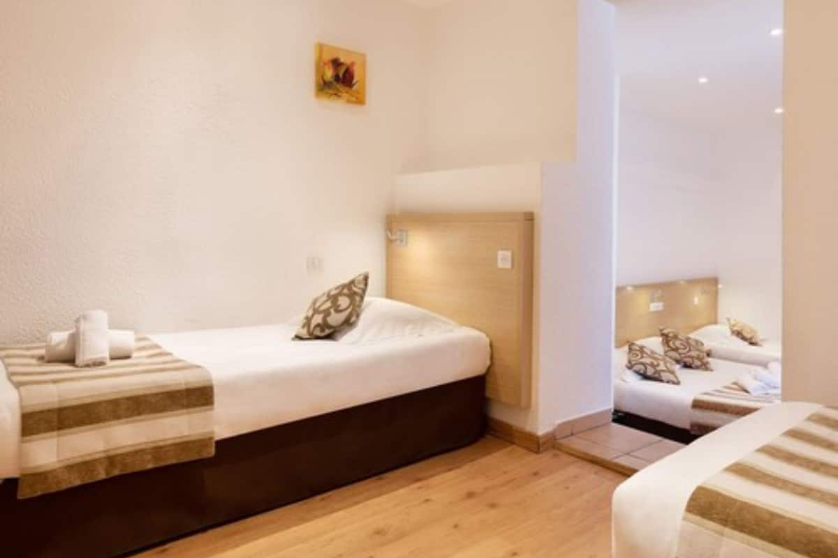Family Room | In-room safe, individually furnished, desk, soundproofing