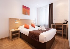 Standard Double Room | In-room safe, individually furnished, desk, soundproofing - Hôtel Holzer II (Porto-Vecchio)
