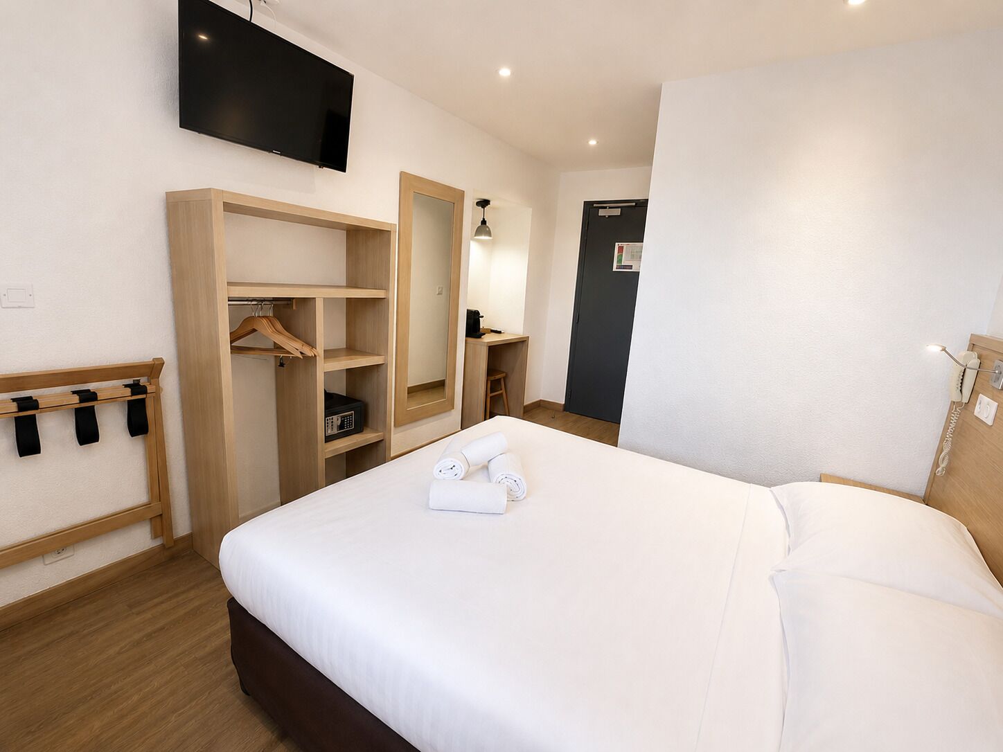 Economy Double Room | In-room safe, desk, soundproofing, WiFi (free)