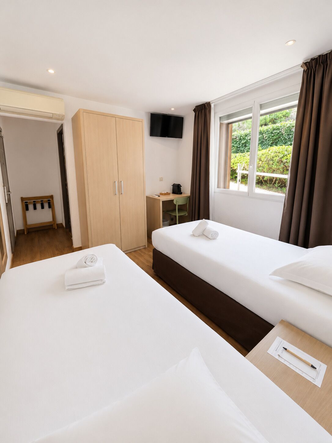 Economy Twin Room, Ground Floor (Street View) | In-room safe, desk, soundproofing, WiFi (free)