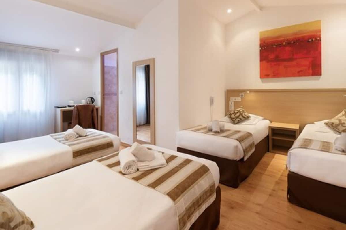 Quadruple Room | In-room safe, individually furnished, desk, soundproofing