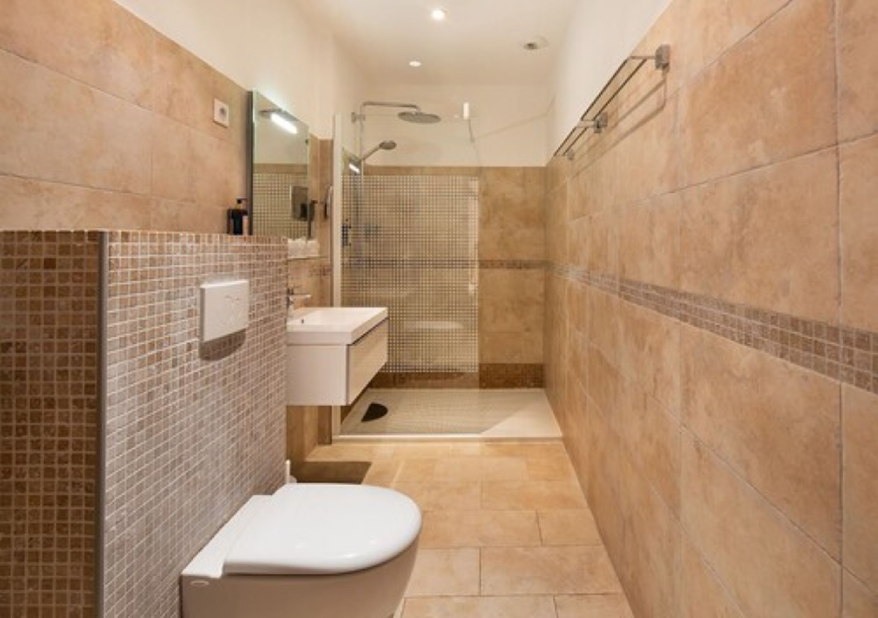 Kamar Keluarga | Kamar mandi | Shower, pancuran hujan, perlengkapan mandi gratis, dan pengering rambut