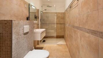 Kamar Keluarga | Kamar mandi | Shower, pancuran hujan, perlengkapan mandi gratis, dan pengering rambut