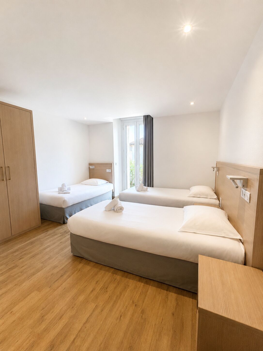Caja de seguridad en la habitación y escritorio 