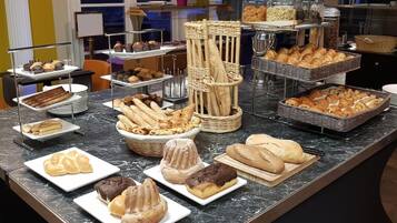Petit déjeuner buffet (14 EUR par personne)