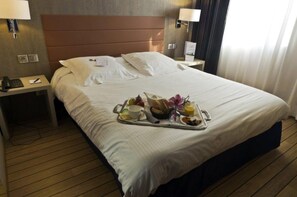 Hochwertige Bettwaren, Schreibtisch, Verdunkelungsvorhänge