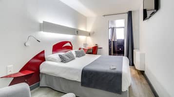 Premium bedding, desk, cots/infant beds, free WiFi