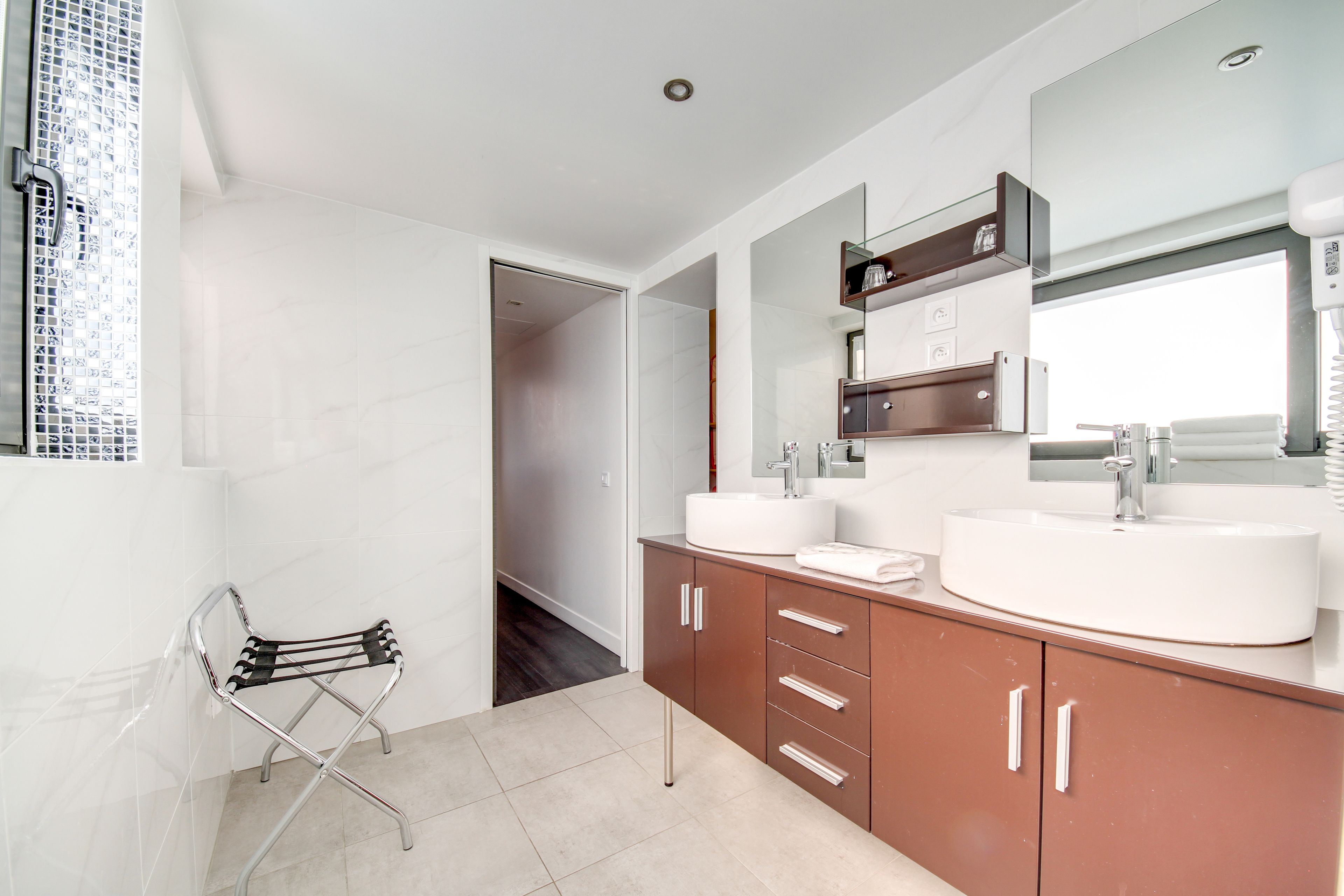 family room (comfort) 6 people | bathroom sink