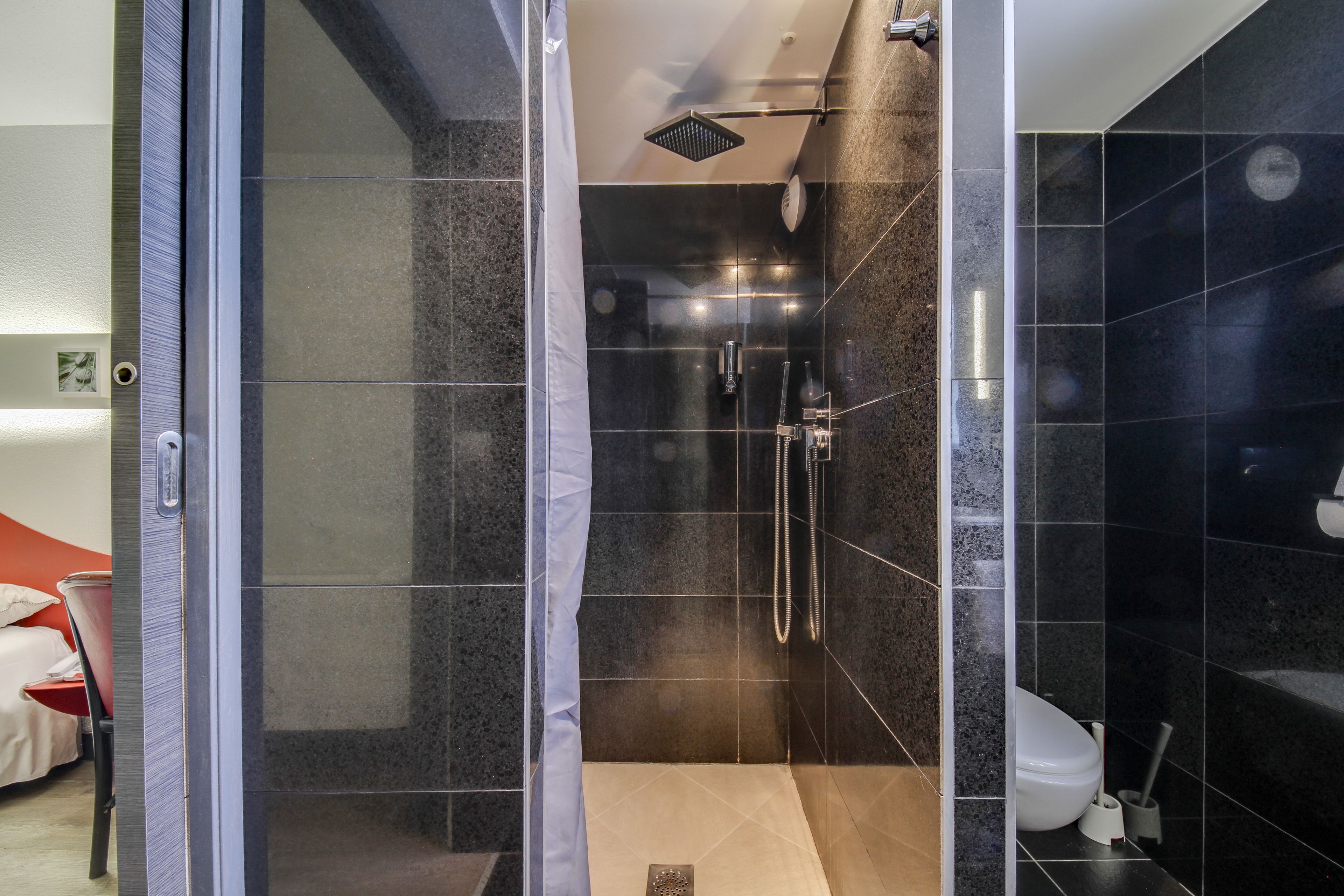 classic twin room, 2 single beds | bathroom shower
