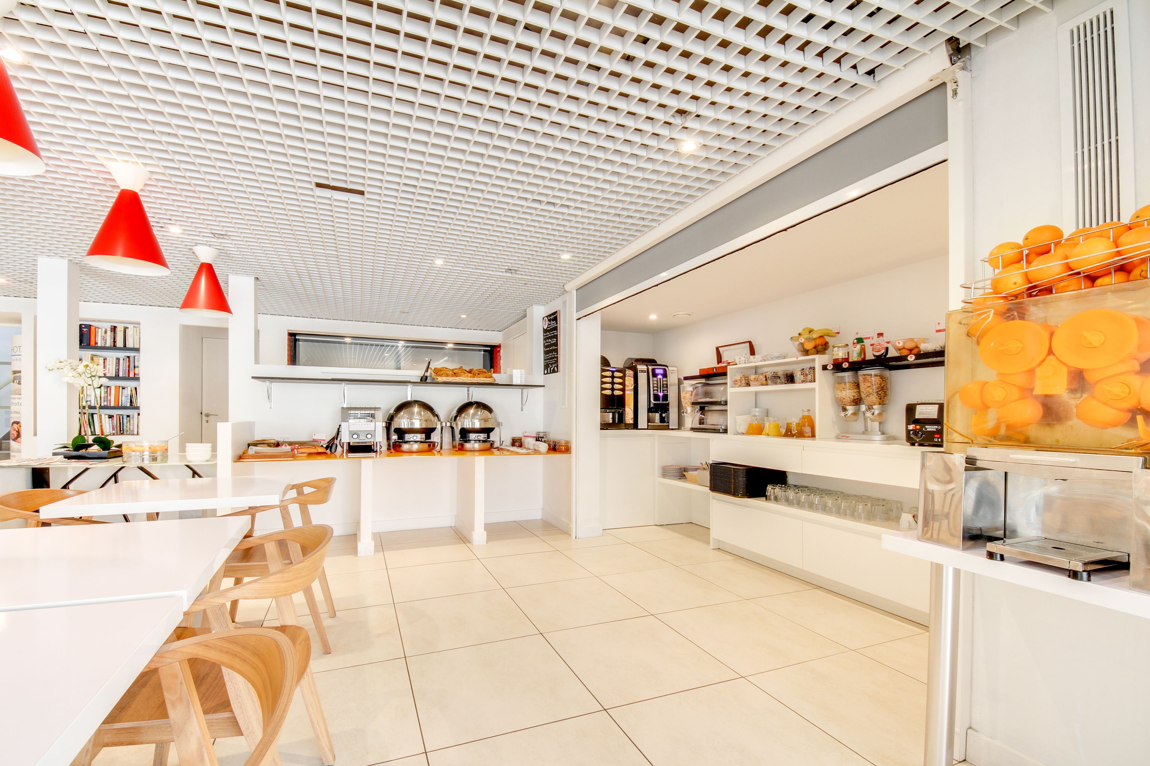 Se ofrece un desayuno bufé todos los días (13.90 EUR por persona)