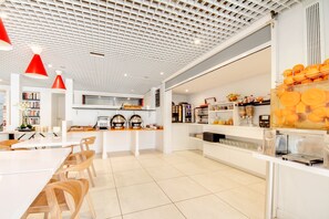 每日供應吃到飽早餐 (每人 EUR13.90)