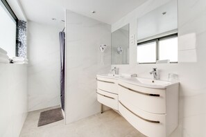 Quarto família | Banheiro | Chuveiro, chuveiro com efeito de chuva, secador de cabelo 