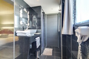 Family Room (Comfort) | Bathroom | Shower, rainfall showerhead, hair dryer, towels - Brit Hotel Porte d’Espagne (Perpignan)