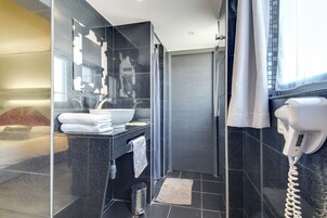 Family Room (Comfort) | Bathroom | Shower, rainfall showerhead, hair dryer, towels