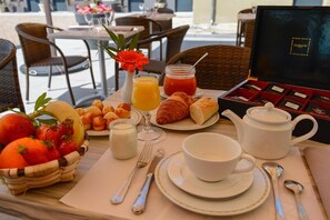 Daily buffet breakfast for a fee