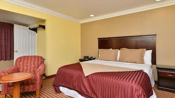 Habitación, 1 cama de matrimonio grande, no fumadores, cocina básica | Escritorio, tabla de planchar con plancha, wifi gratis y ropa de cama