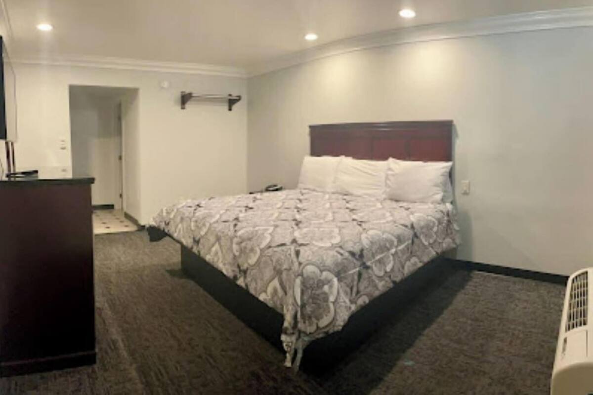 Een hotelkamer met een bed, een bureau en een stoel.