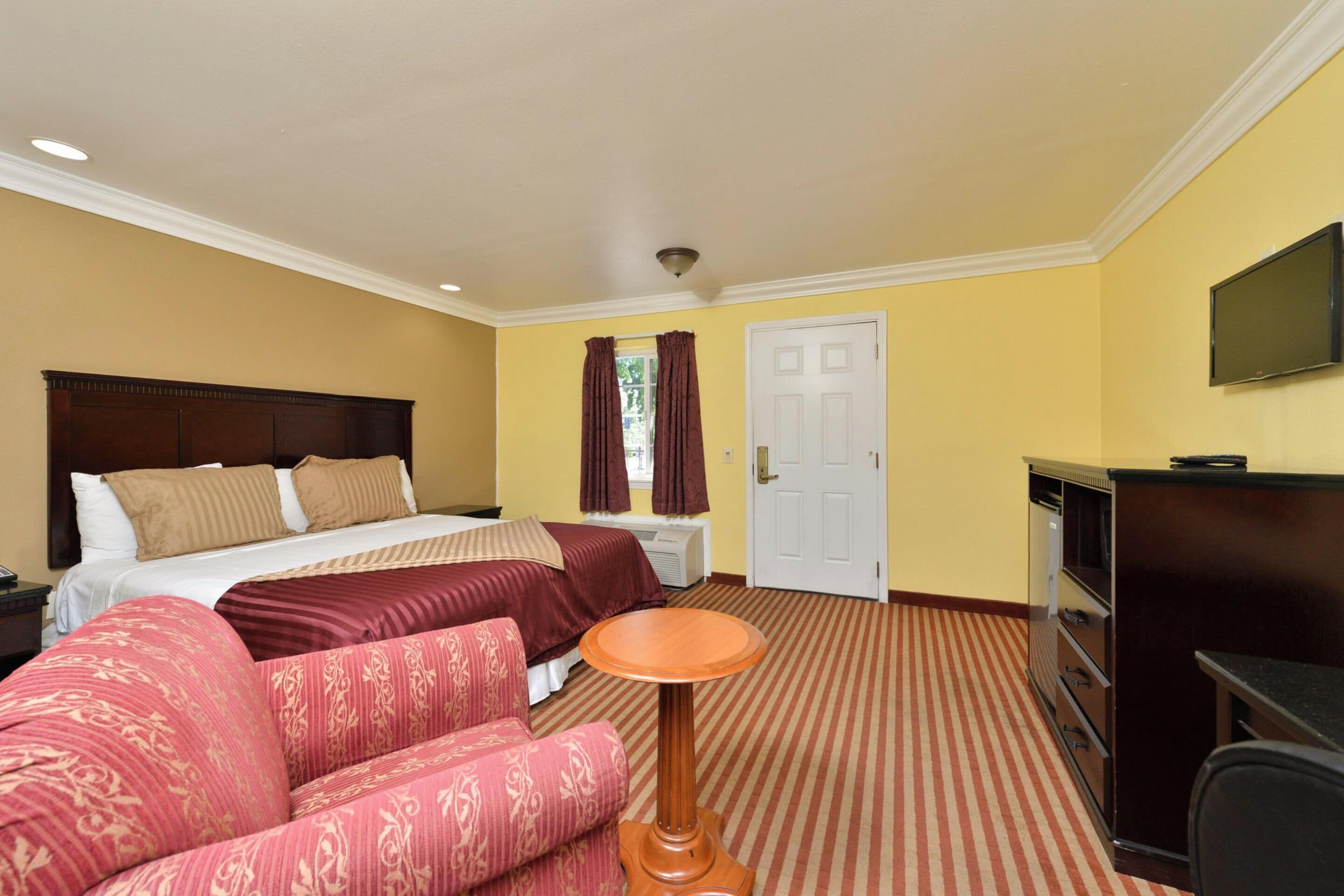 Bàn, bàn ủi/dụng cụ ủi quần áo, truy cập Internet không dây miễn phí 