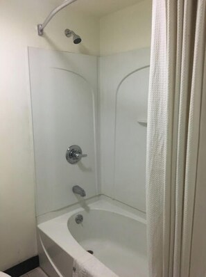 Ilmaiset hygieniatuotteet, hiustenkuivaaja, pyyhkeet