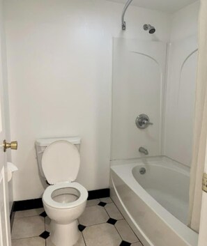 Kostenlose Toilettenartikel, Haartrockner, Handtücher