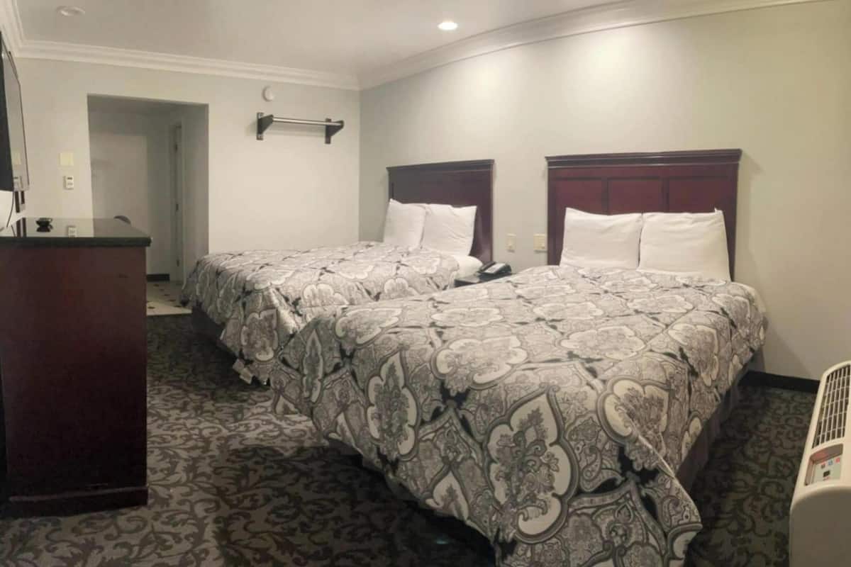 Escritorio, tabla de planchar con plancha y wifi gratis