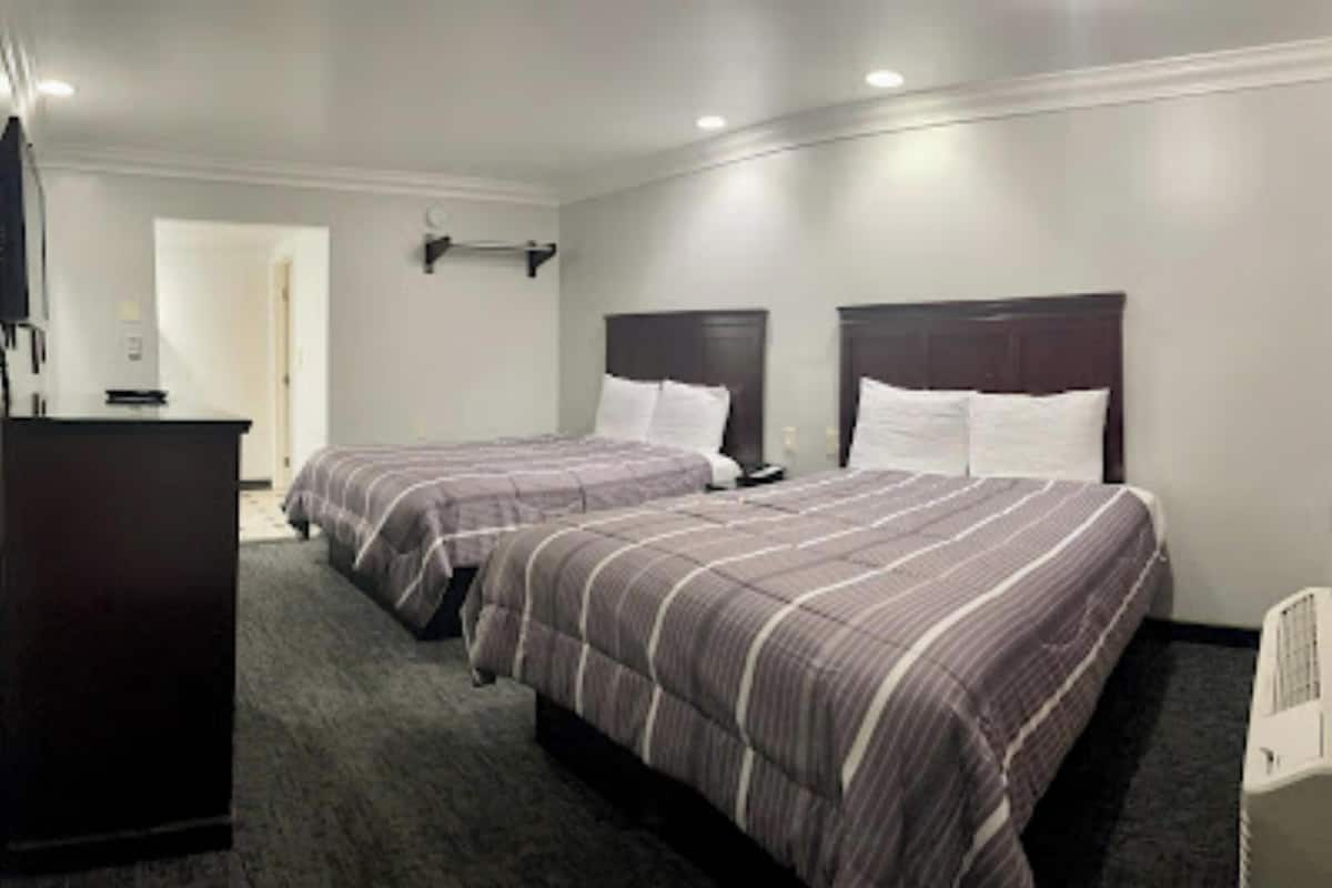 ルーム ダブルベッド 2 台 禁煙 | デスク、アイロン / アイロン台、WiFi (無料)