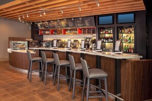 Petit déjeuner et dîner servis sur place