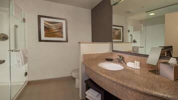 Habitació, 1 llit de matrimoni gran i sofà llit | Bany | Articles de tocador gratuïts, assecador de cabells i tovalloles