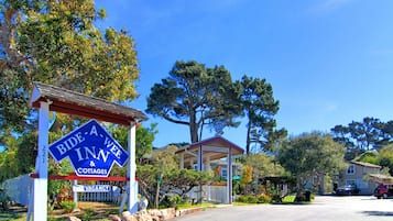 Check-in/check-out kiosk