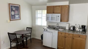 Standard Suite, 2 Bedrooms | Private kitchen