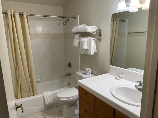 Un baño con bañera, inodoro y lavabo.