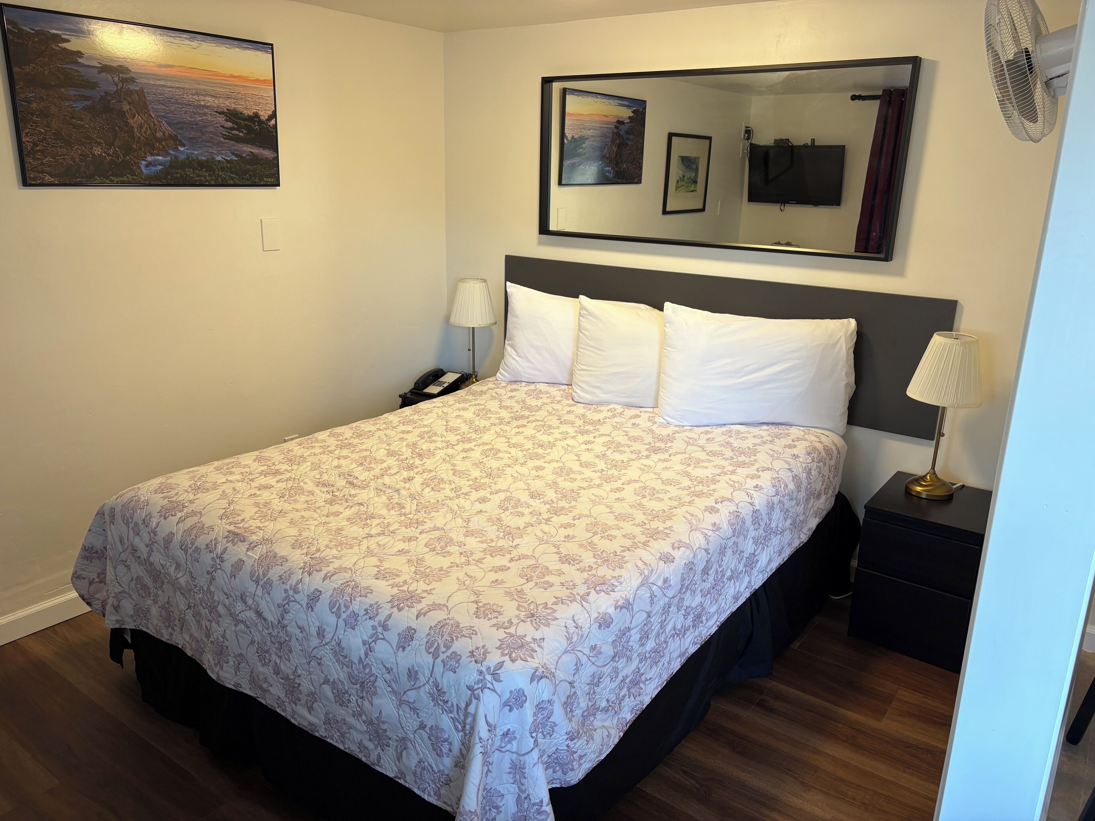 Tabla de planchar con plancha y ropa de cama 