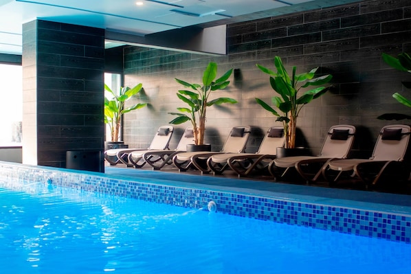 Indoor pool, outdoor pool - Wyndham Santiago Pettra (Lo Barnechea)