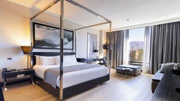 Suíte júnior, 1 cama King, para não fumantes, banheira de hidromassagem | Vista para a rua