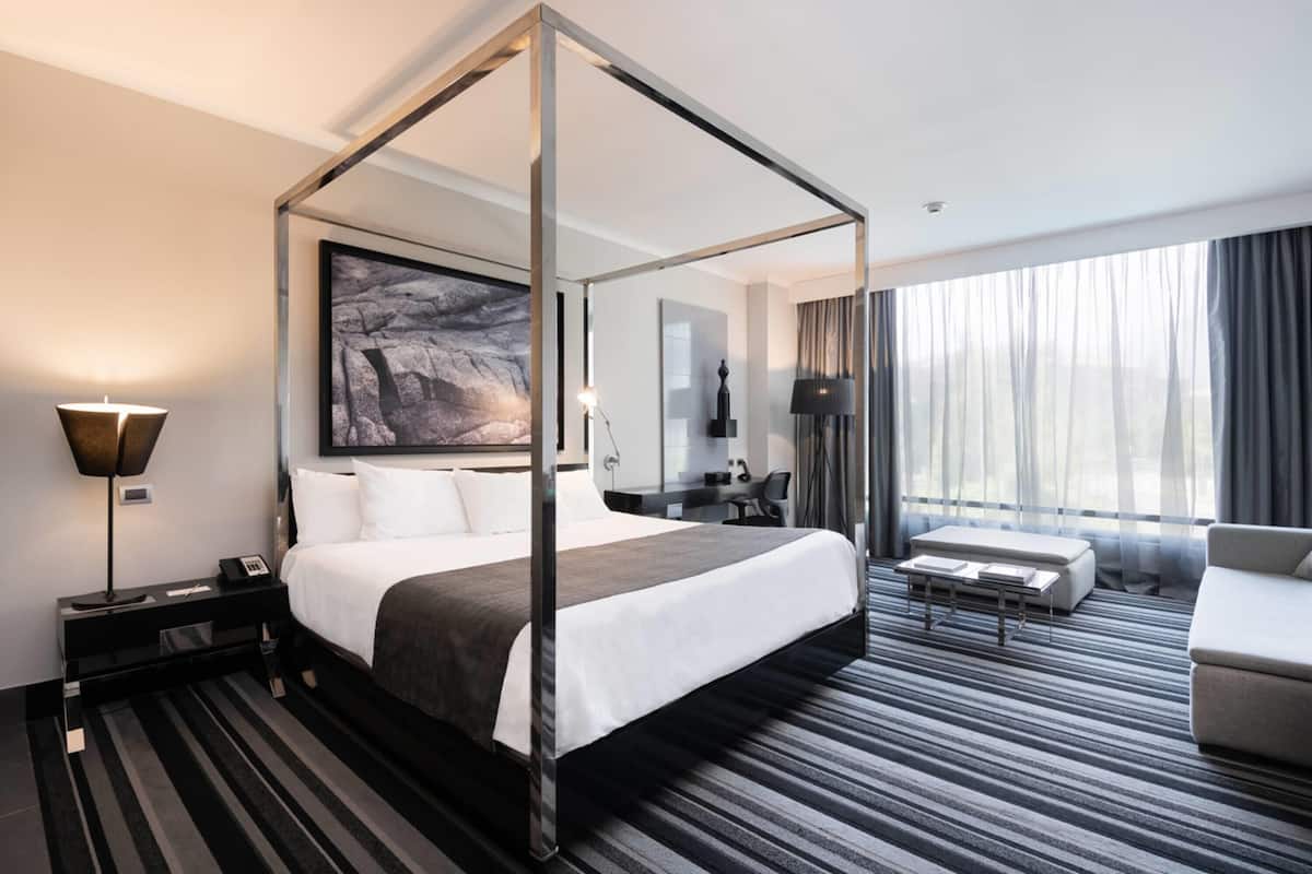 Junior-Suite, 1 King-Bett, Nichtraucher, Whirlpool | Hochwertige Bettwaren, Daunenbettdecken, Pillowtop-Betten, Minibar