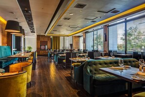 朝食、ランチ、ディナーに営業