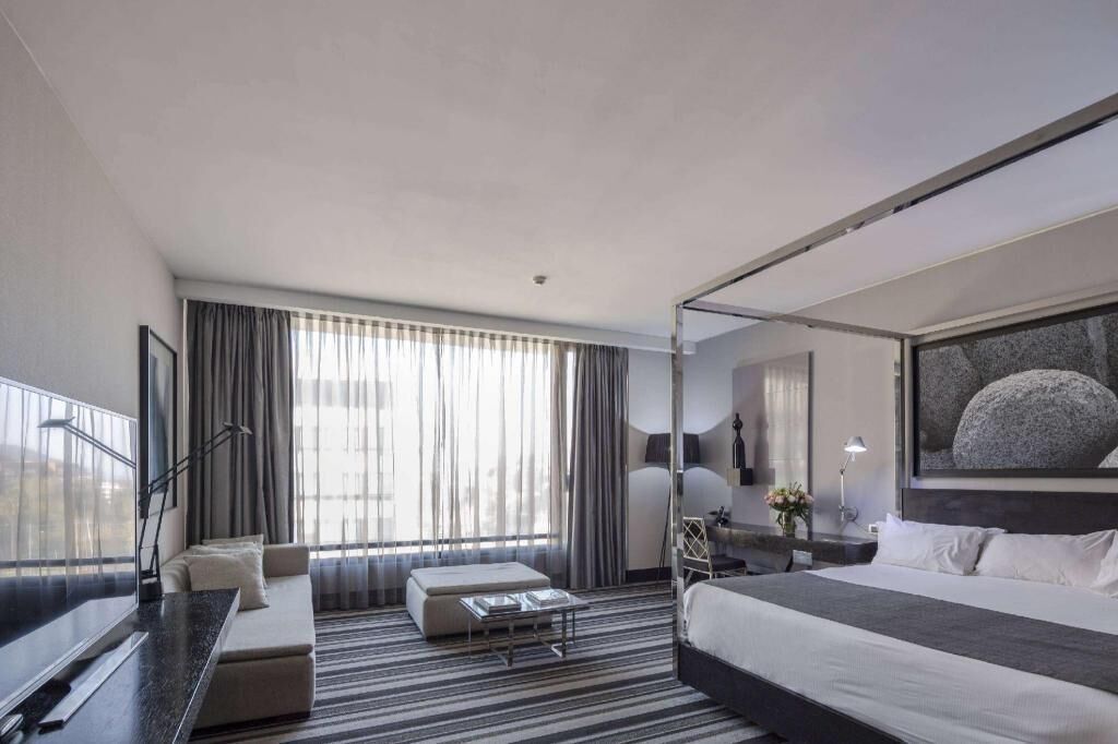 Ropa de cama de alta calidad, edredón, camas con pillow-top y minibar 