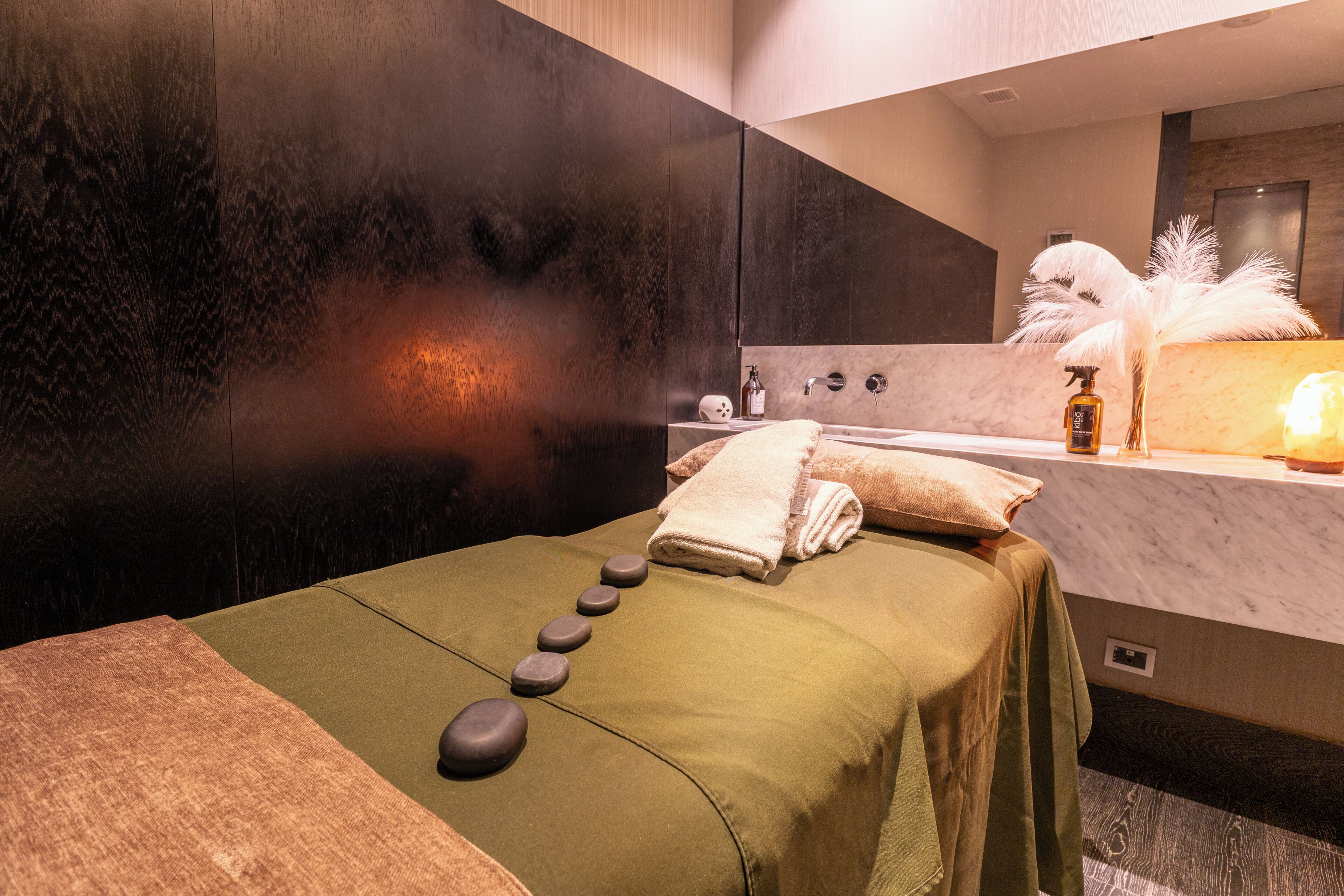 Salas para tratamentos a dois, sauna seca, banheira de hidromassagem