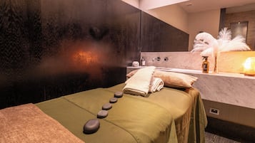 Salas para tratamentos a dois, sauna seca, banheira de hidromassagem