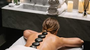 Salas de tratamiento para parejas, sauna y tina de hidromasaje