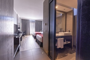 Habitación, 2 camas matrimoniales, para no fumadores | Vista a la calle