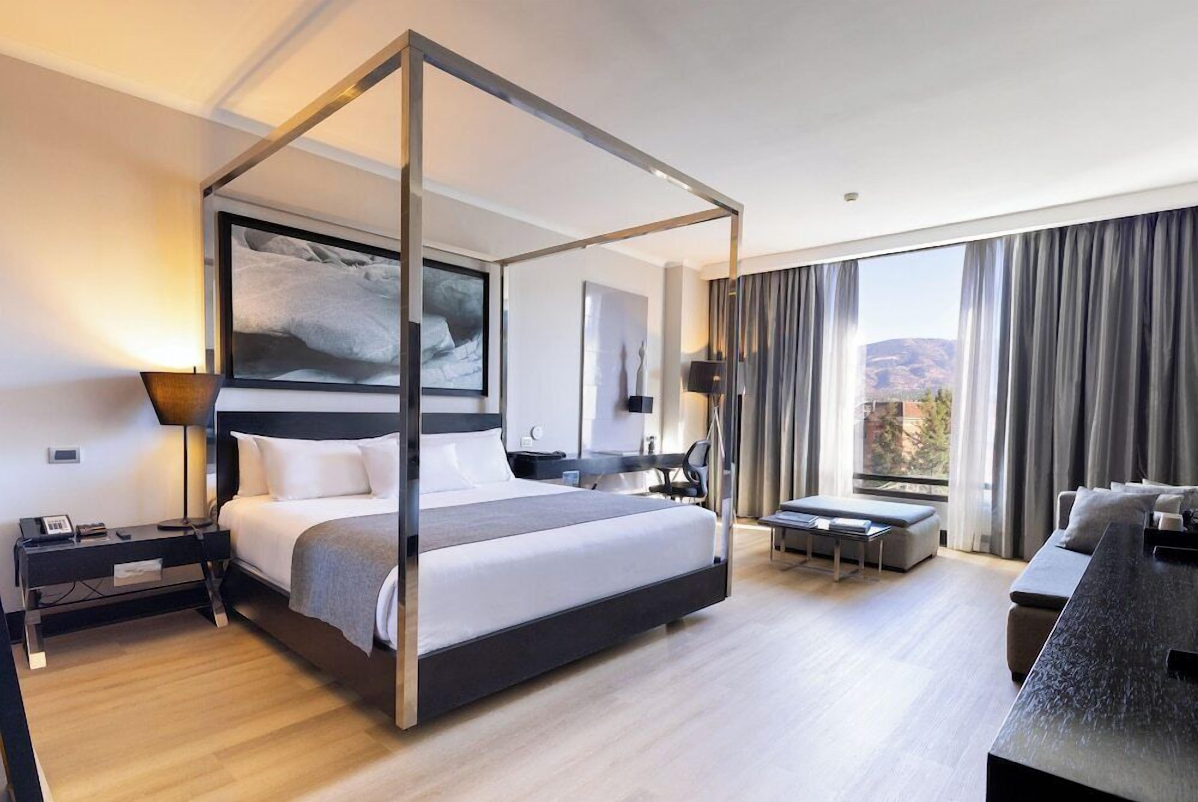 Ropa de cama de alta calidad, edredón, camas con pillow-top y minibar 