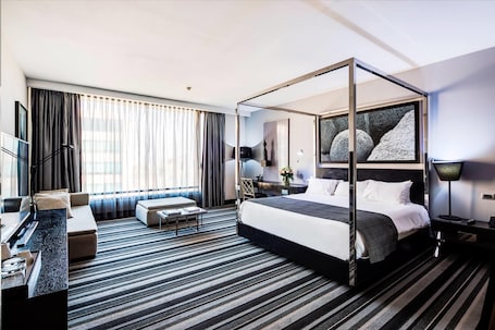 Junior Suite, 1 King Bed, Non Smoking, Jetted Tub | Premium bedding, down comforters, pillowtop beds, minibar