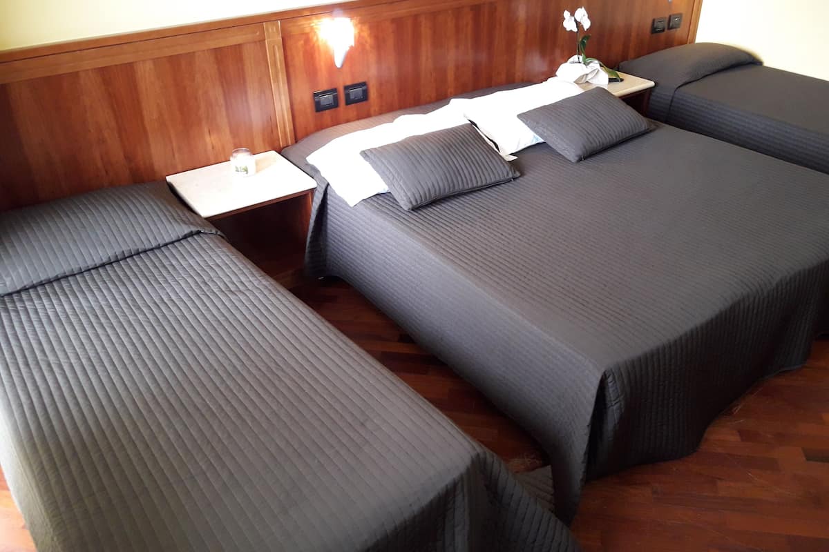 quadruple room | minibar, in-room safe, desk, soundproofing