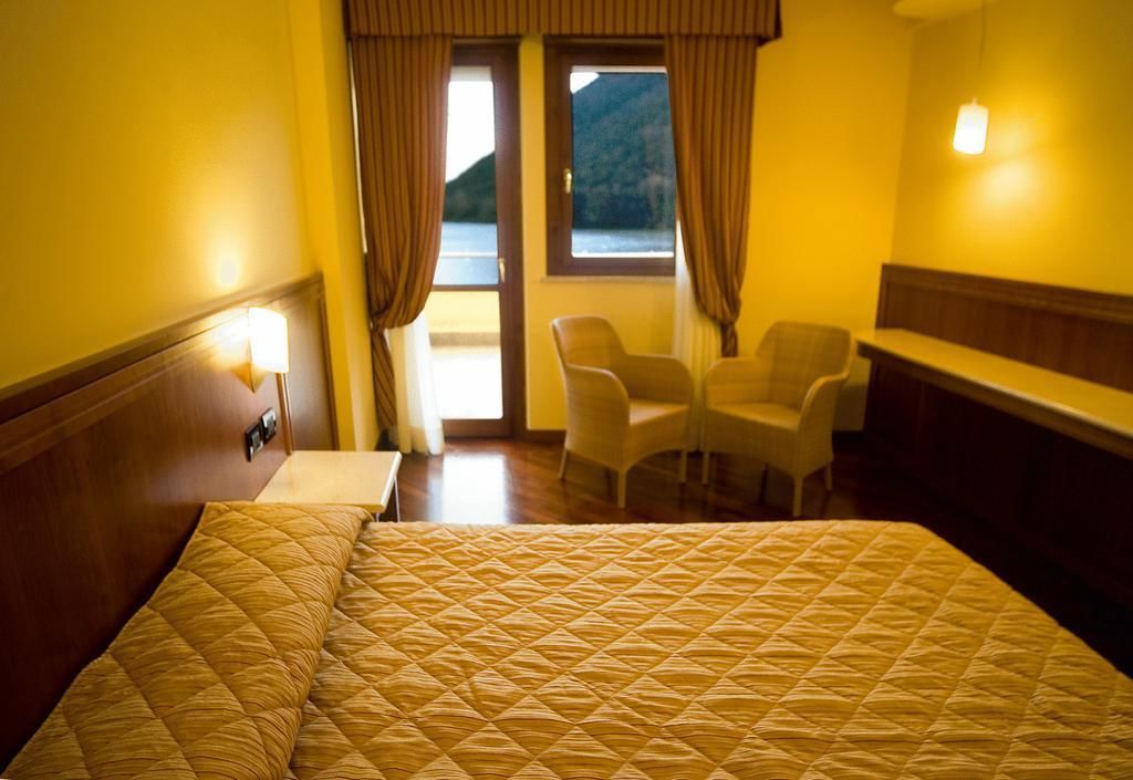 double or twin room, balcony | minibar, in-room safe, desk, soundproofing