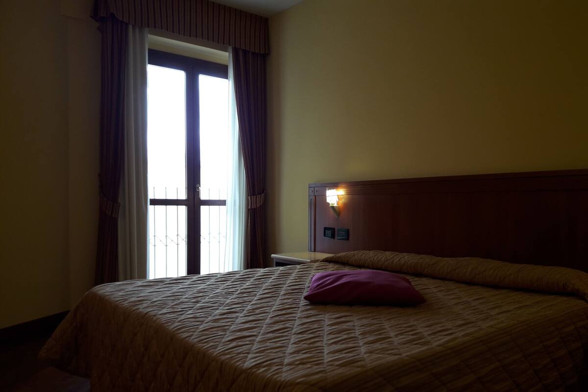 Double Room Single Use | Minibar, in-room safe, desk, soundproofing