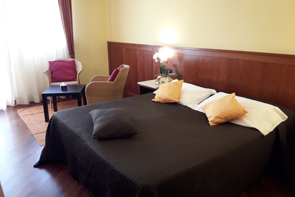 double or twin room, balcony | minibar, in-room safe, desk, soundproofing