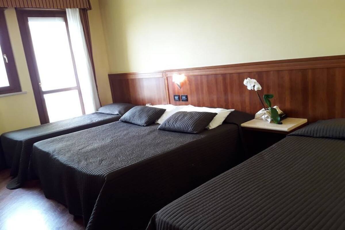 Quadruple Room | Minibar, in-room safe, desk, soundproofing